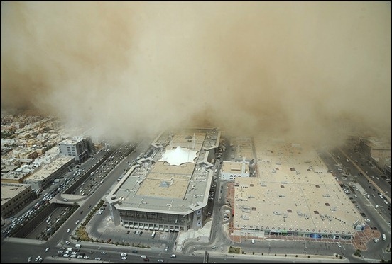 massive-snadstorm-hits-riyadh-